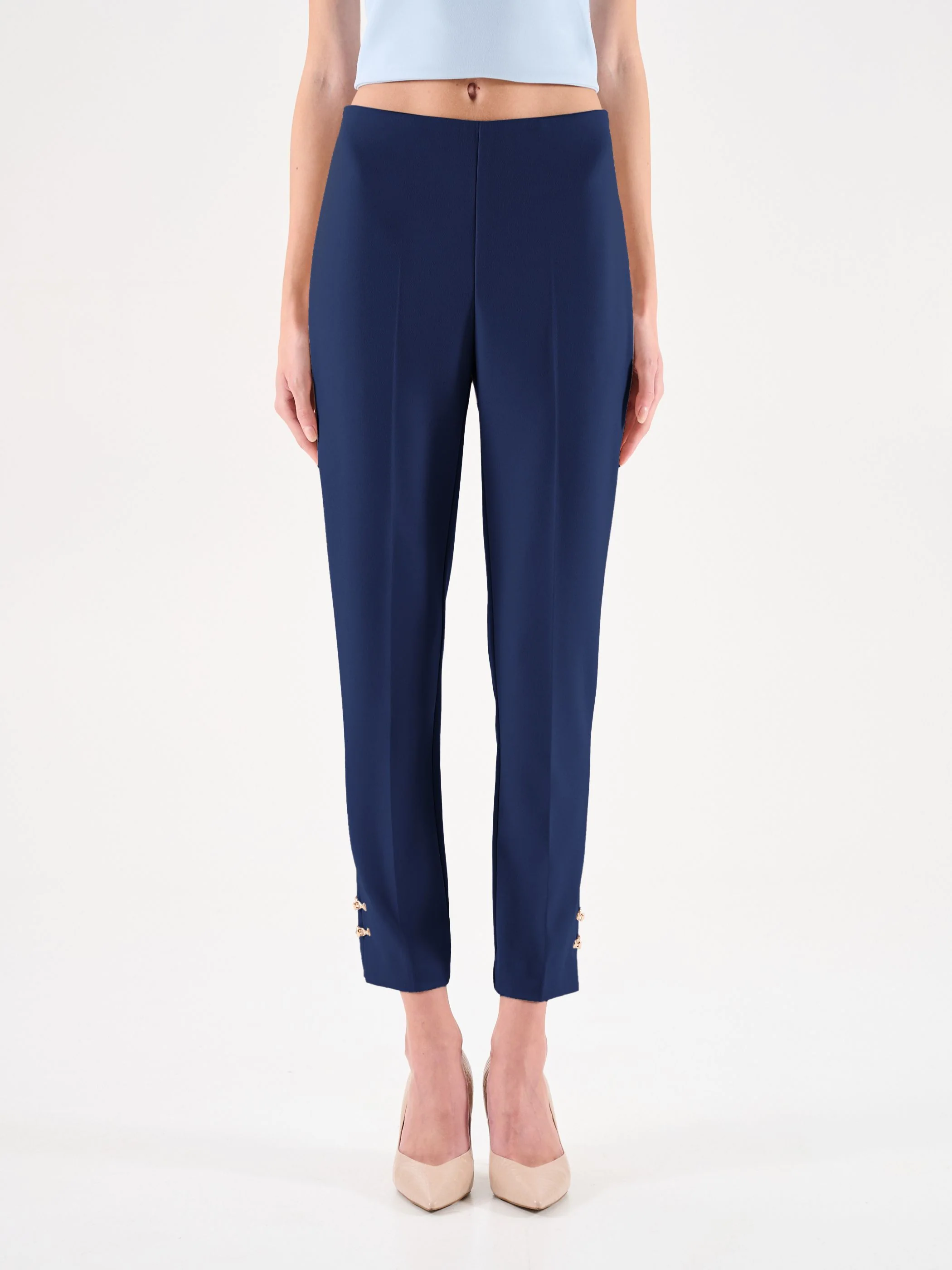 Pantaloni blu con bottoni dorati