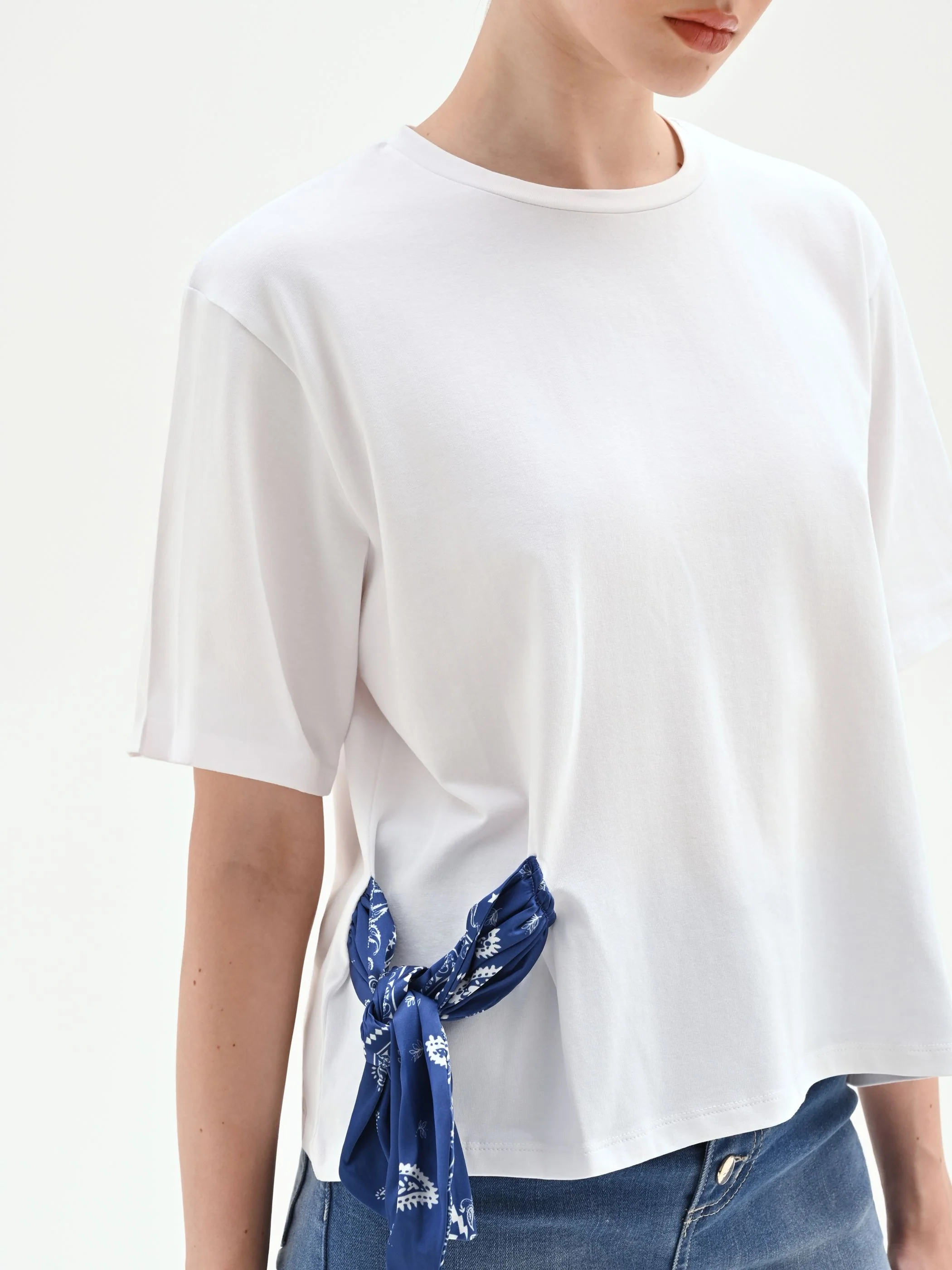 T-shirt bianca con foulard stampa bandana - Image 2
