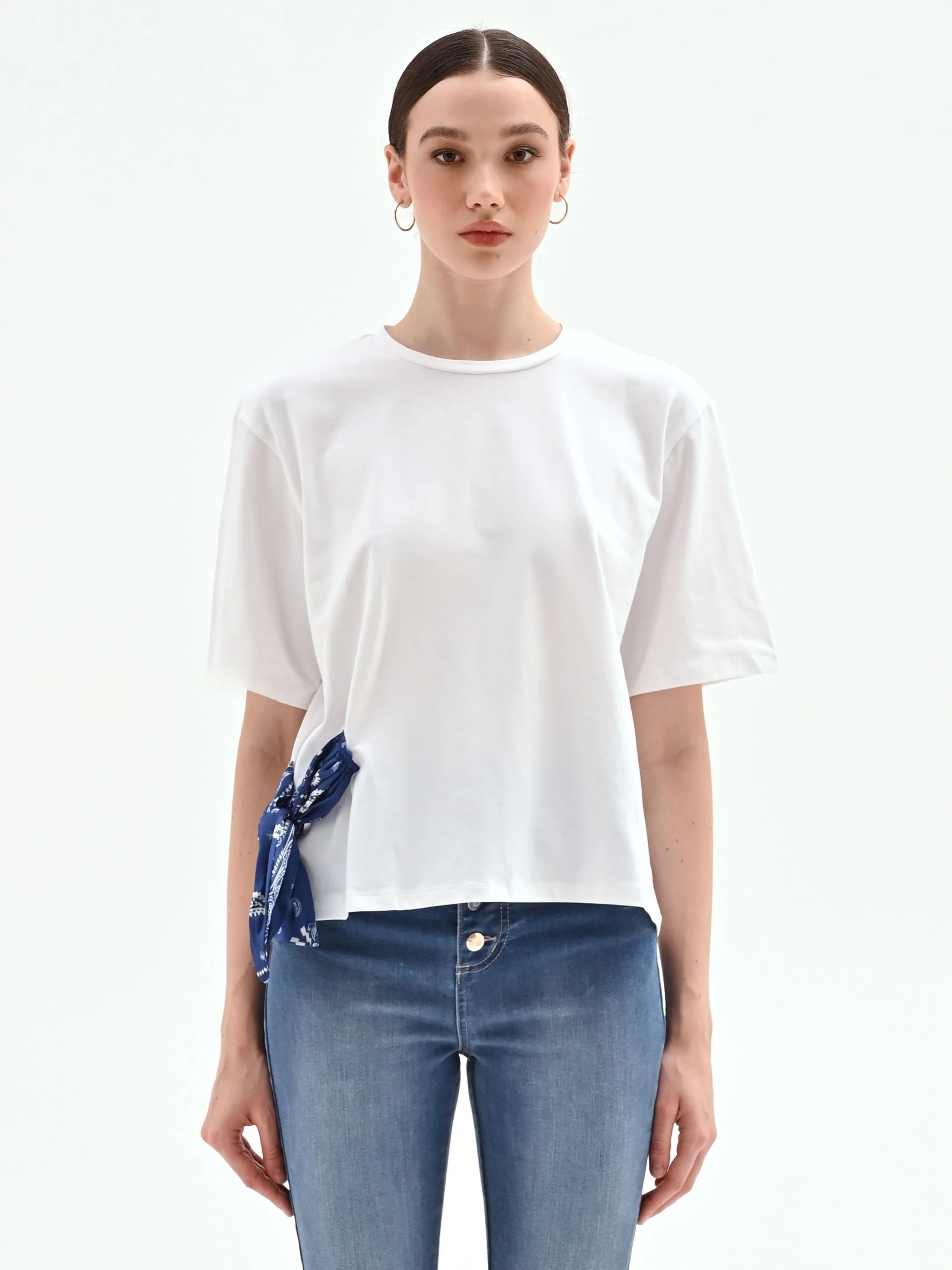 T-shirt bianca con foulard stampa bandana - Image 5