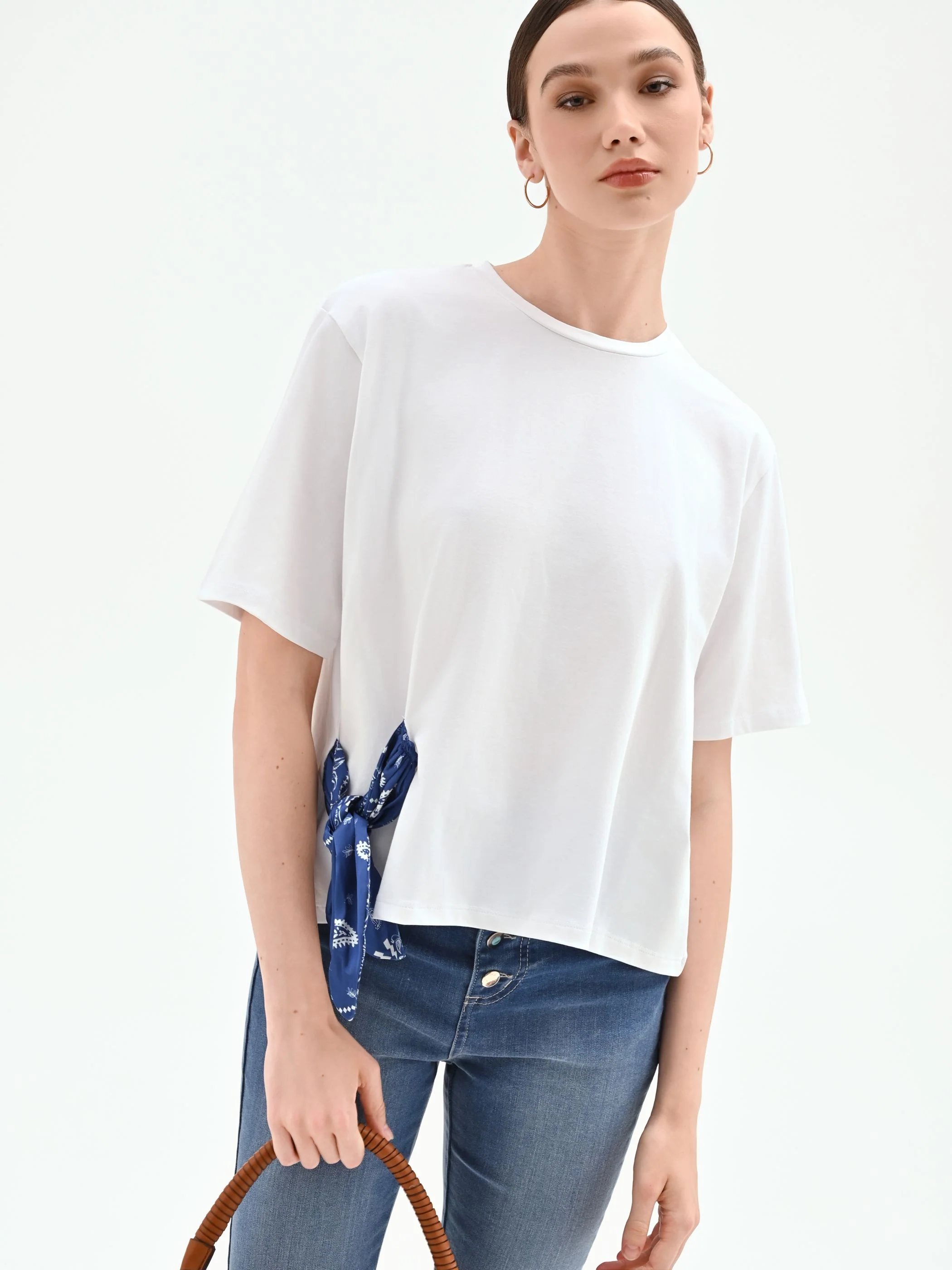 T-shirt bianca con foulard stampa bandana - Image 6