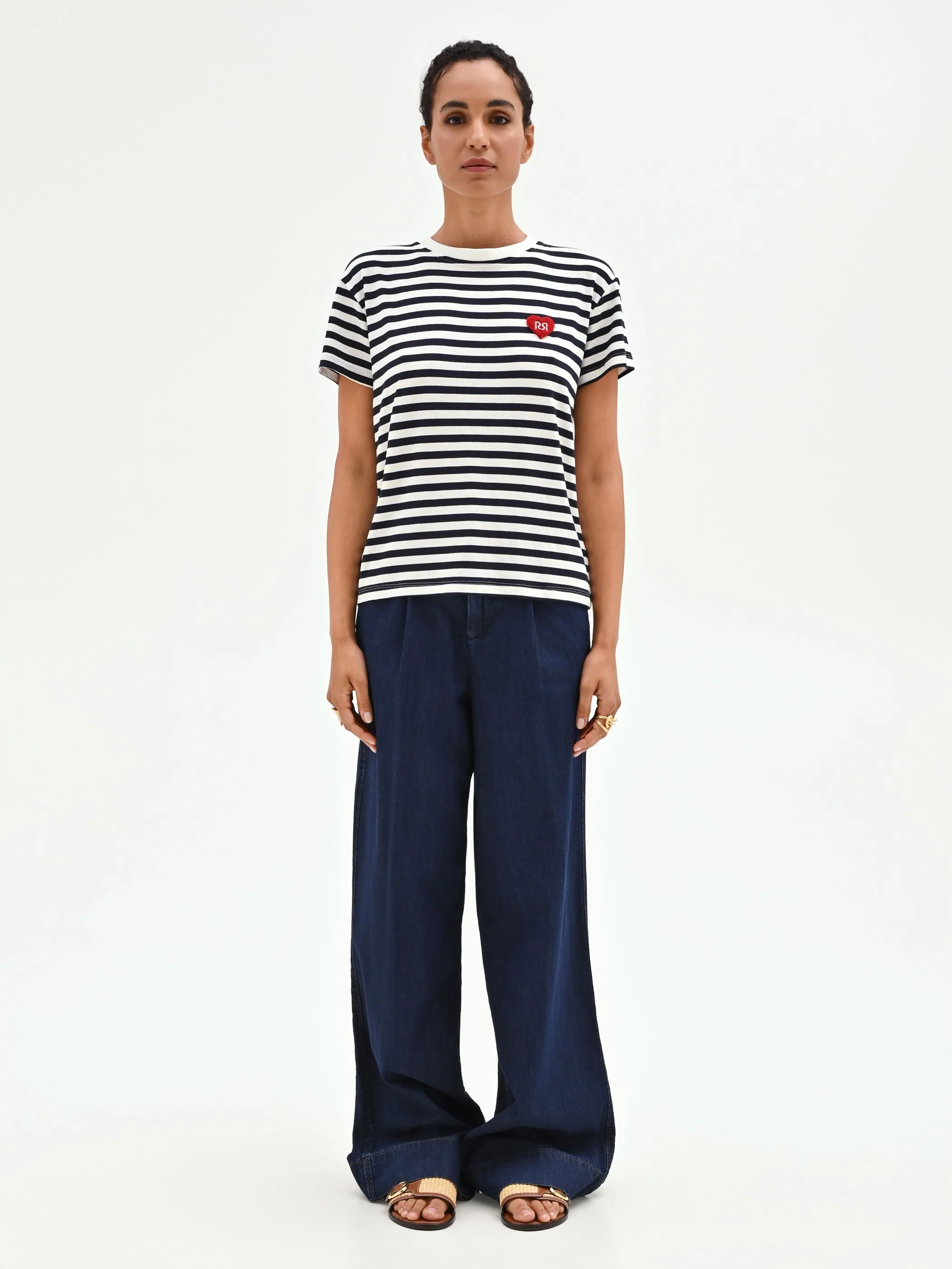 T-shirt blu a righe con patch cuore