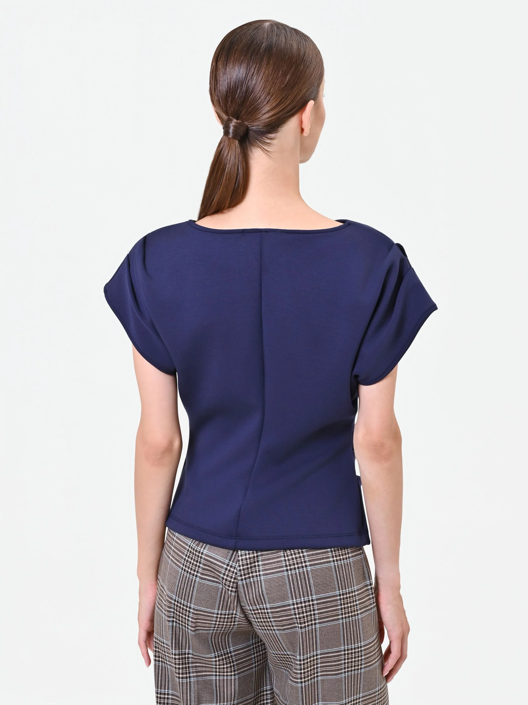 T-shirt blu navy con drappeggio asimmetrico - Image 3