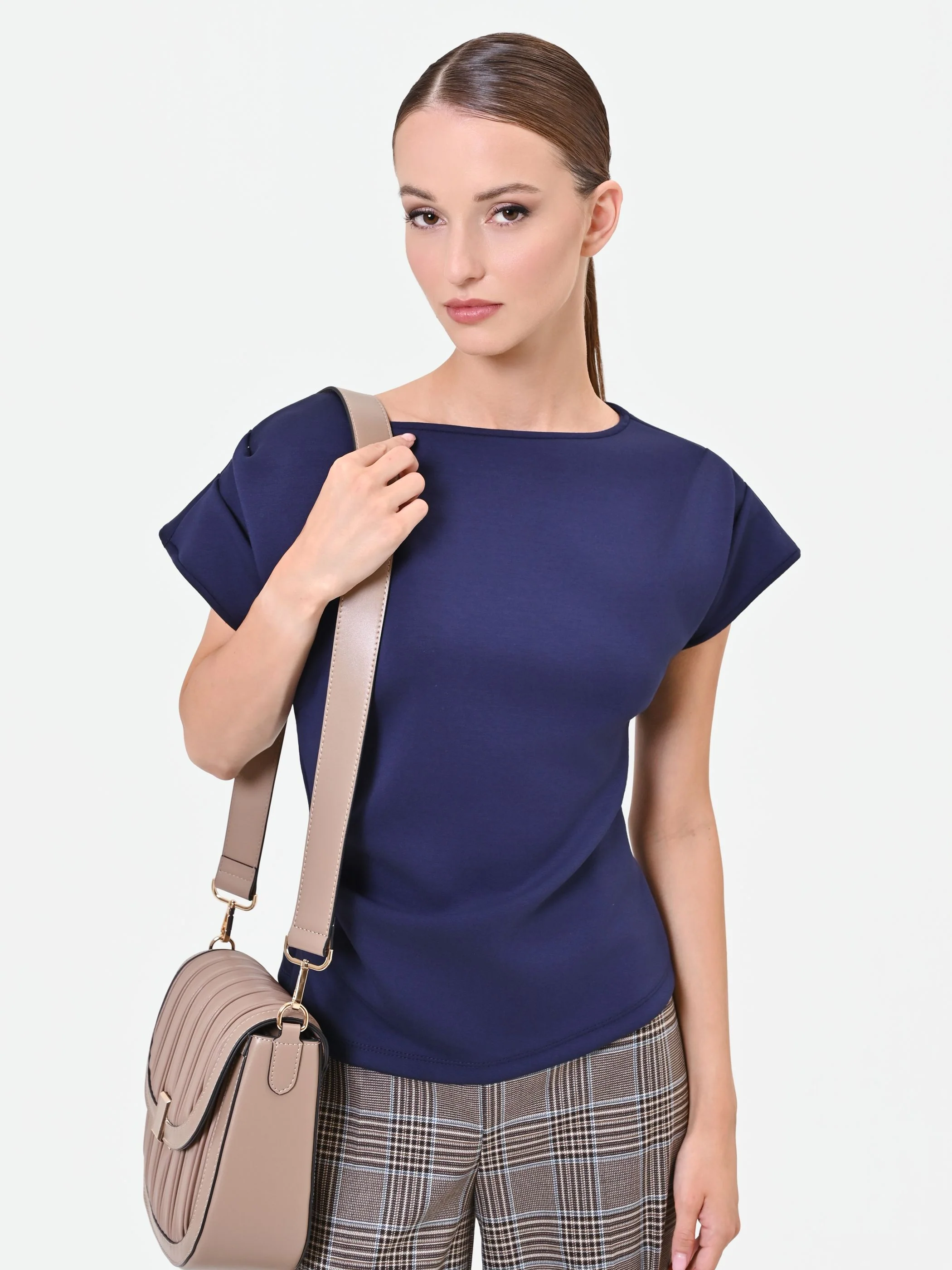 T-shirt blu navy con drappeggio asimmetrico - Image 6