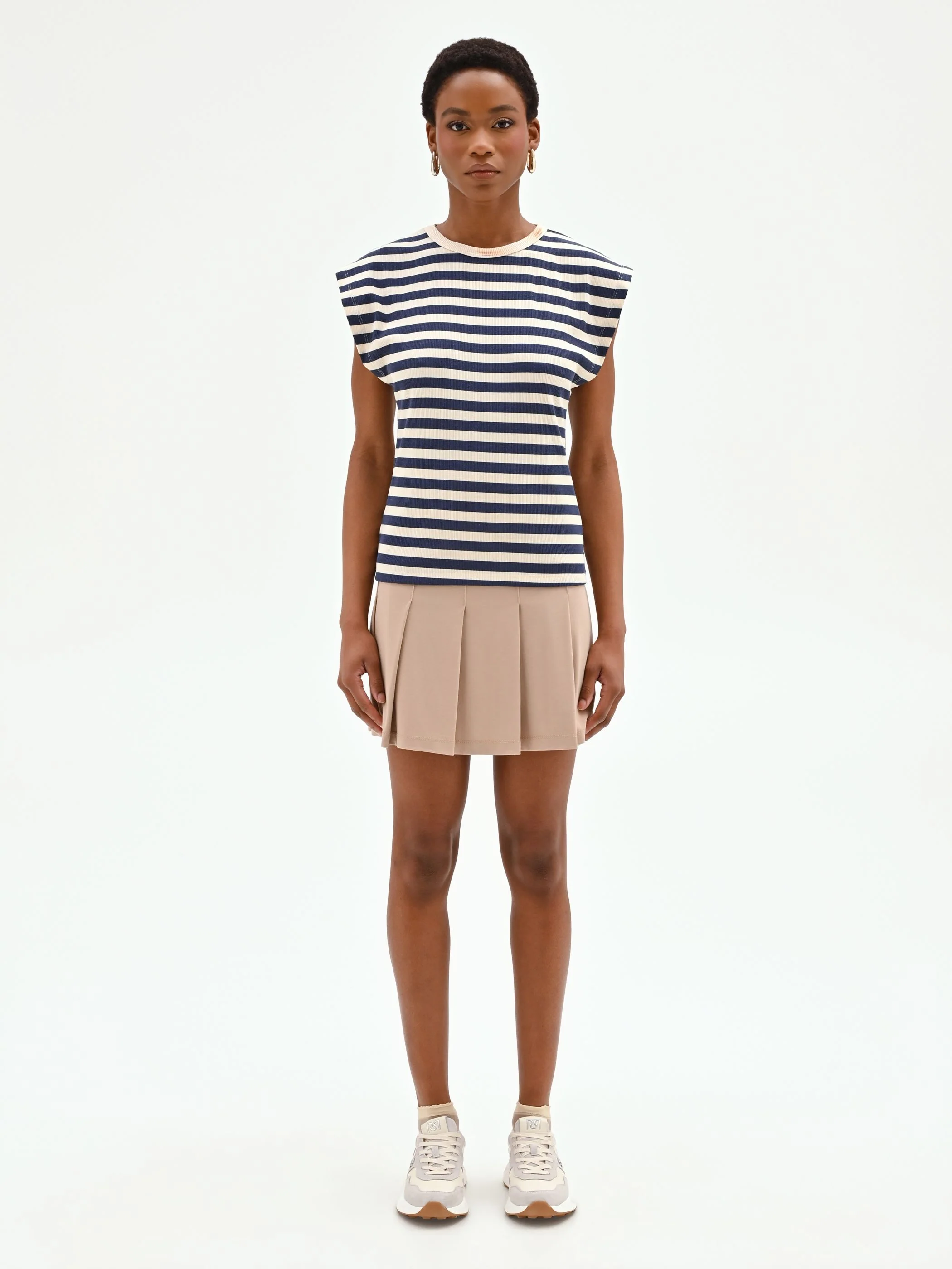 T-shirt in cotone a righe blu con spalla estesa
