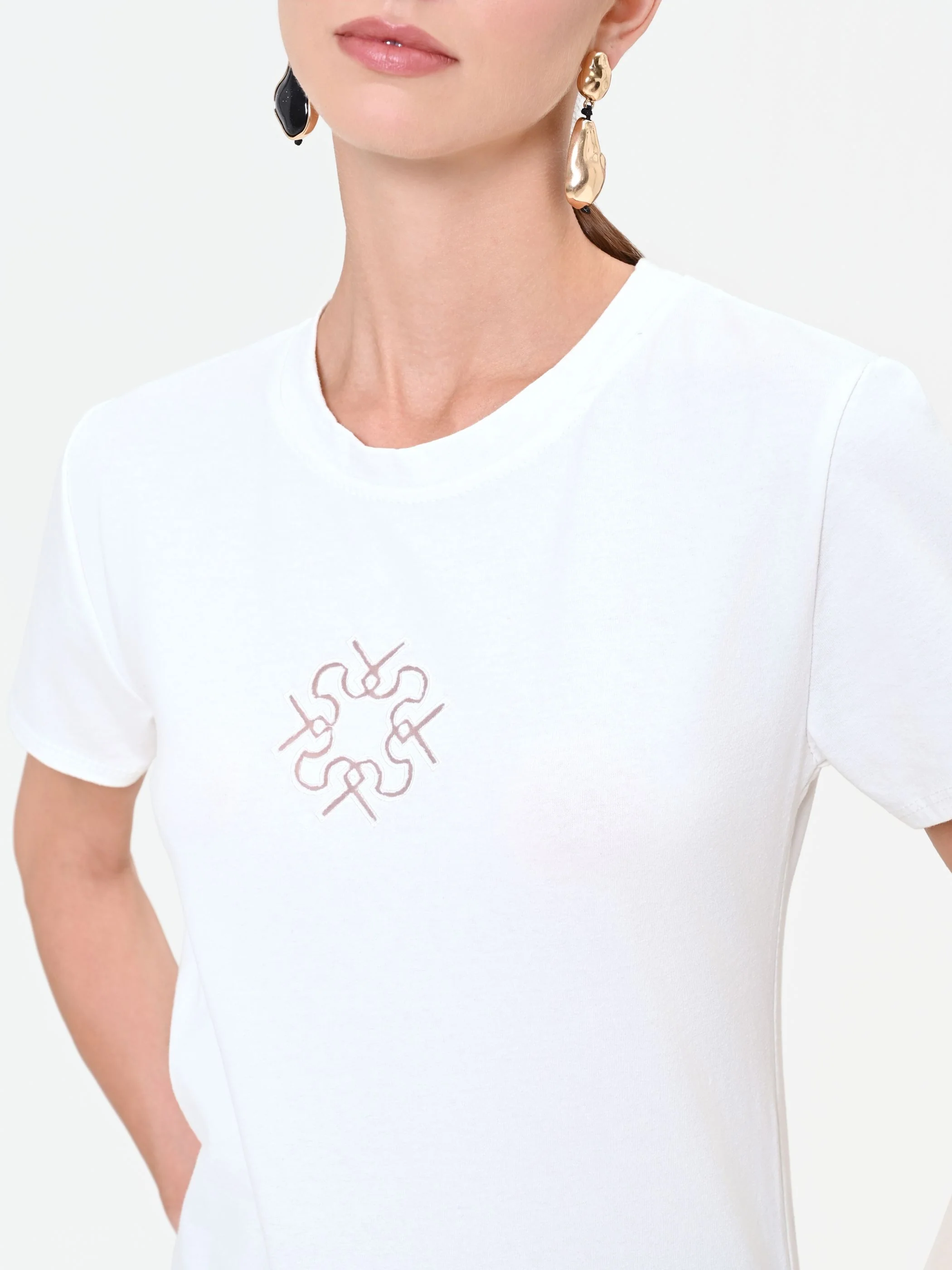 T-shirt panna bianco con dettaglio geometrico - Image 4