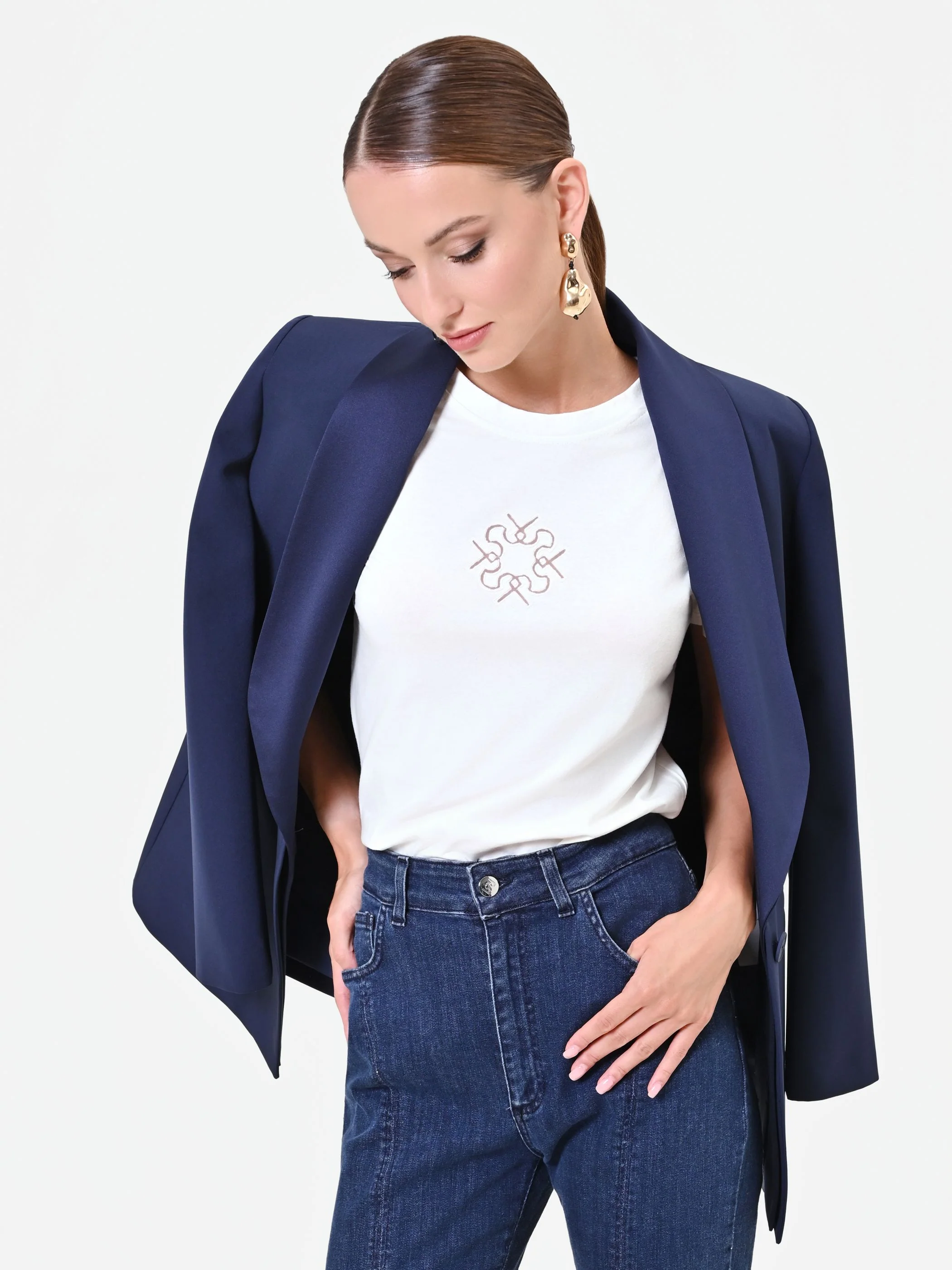 T-shirt panna bianco con dettaglio geometrico - Image 6
