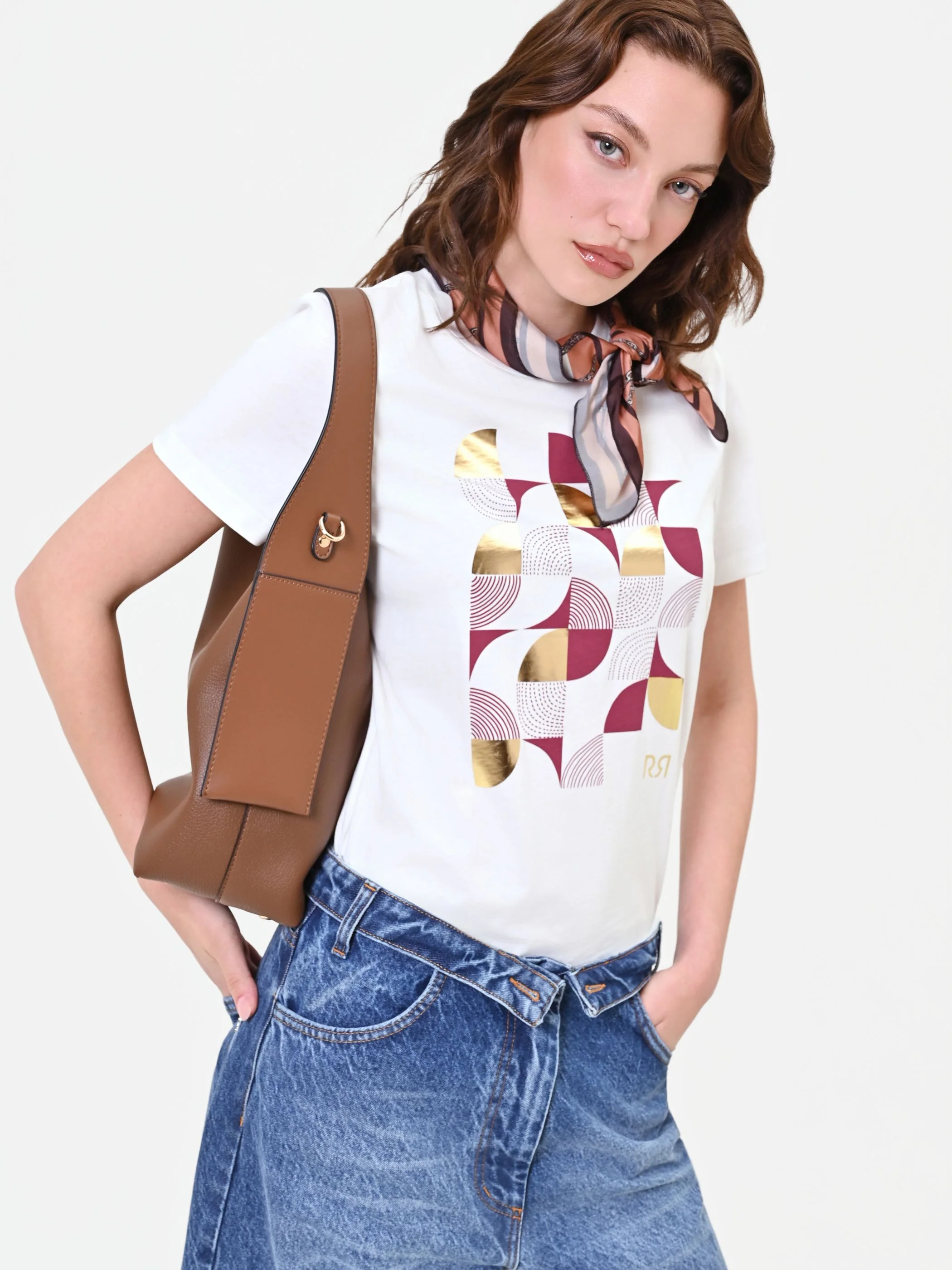 T-shirt panna con stampa grafica laminata - Image 7