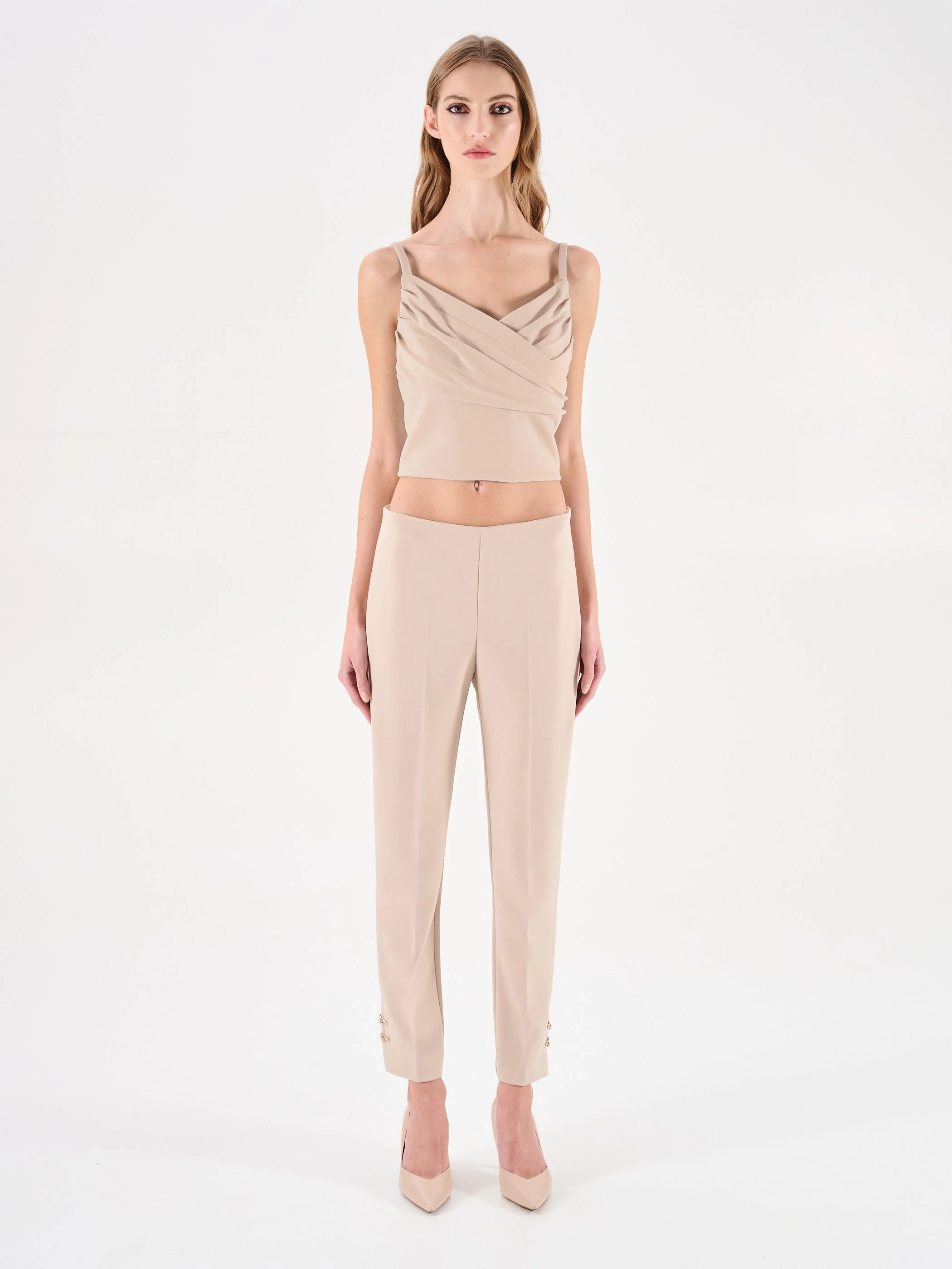 Top beige chiaro con incrocio drappeggiato