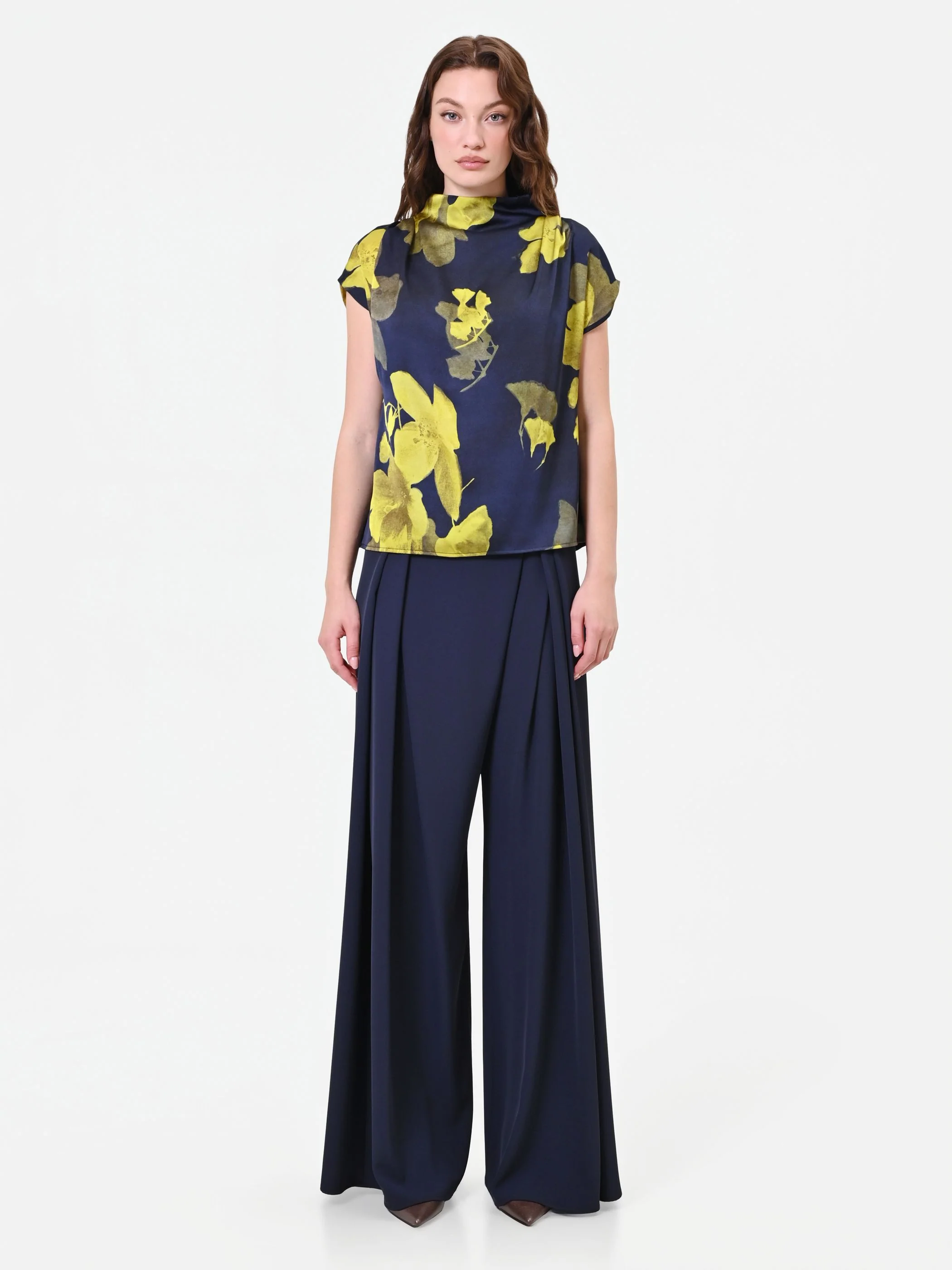 Top blu navy con collo drappeggiato e stampa floreale