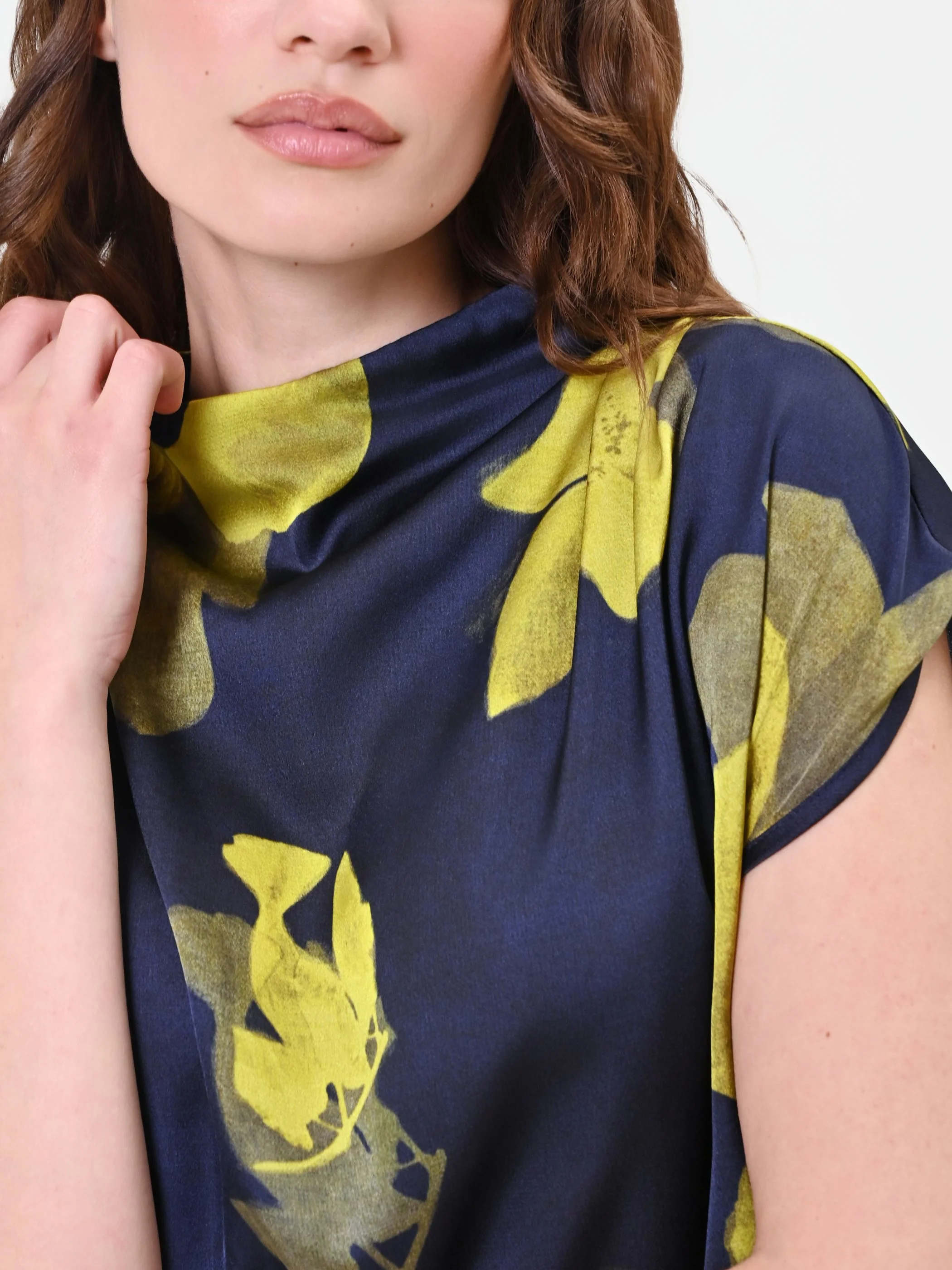 Top blu navy con collo drappeggiato e stampa floreale - Image 3