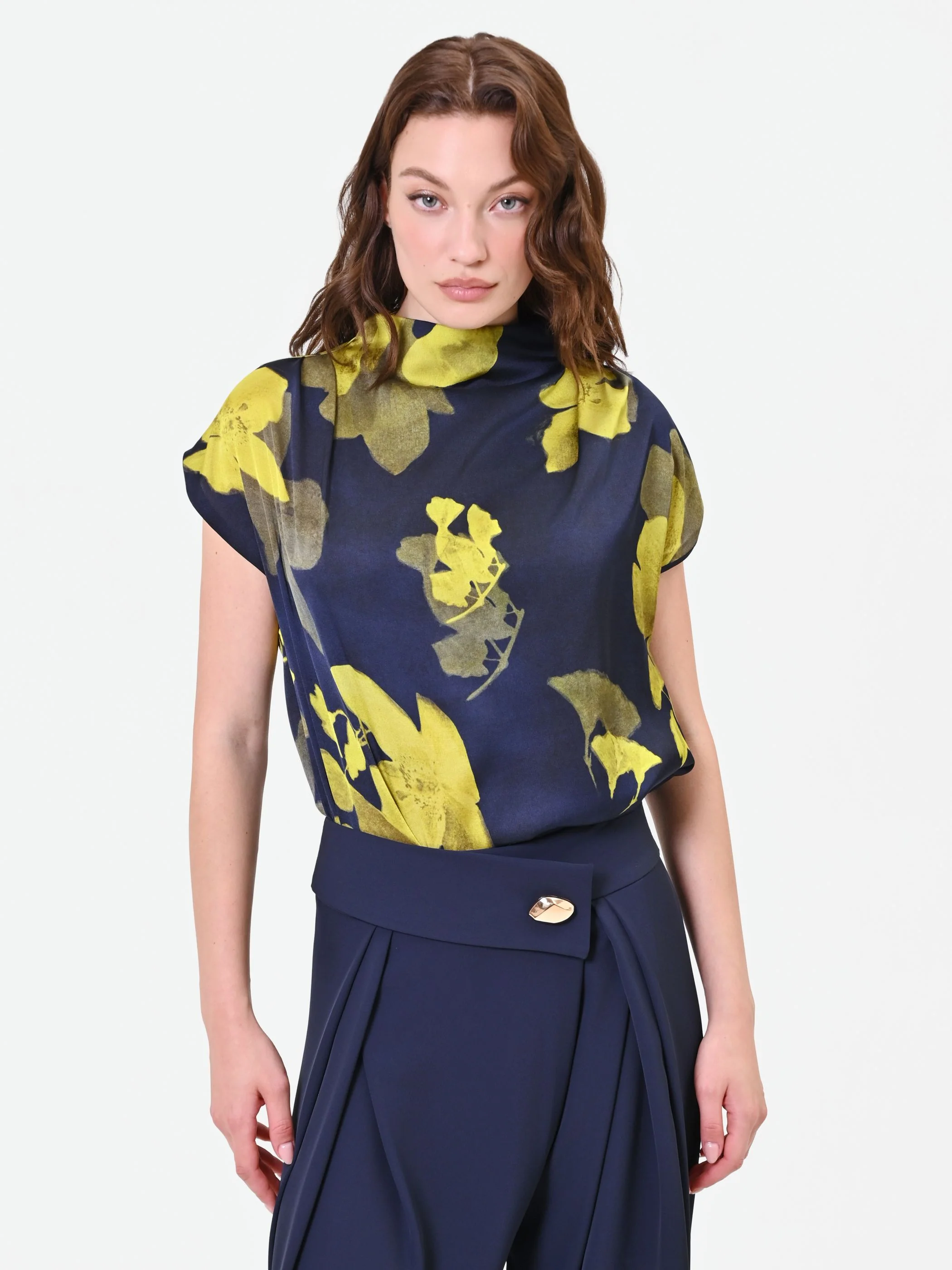 Top blu navy con collo drappeggiato e stampa floreale - Image 4