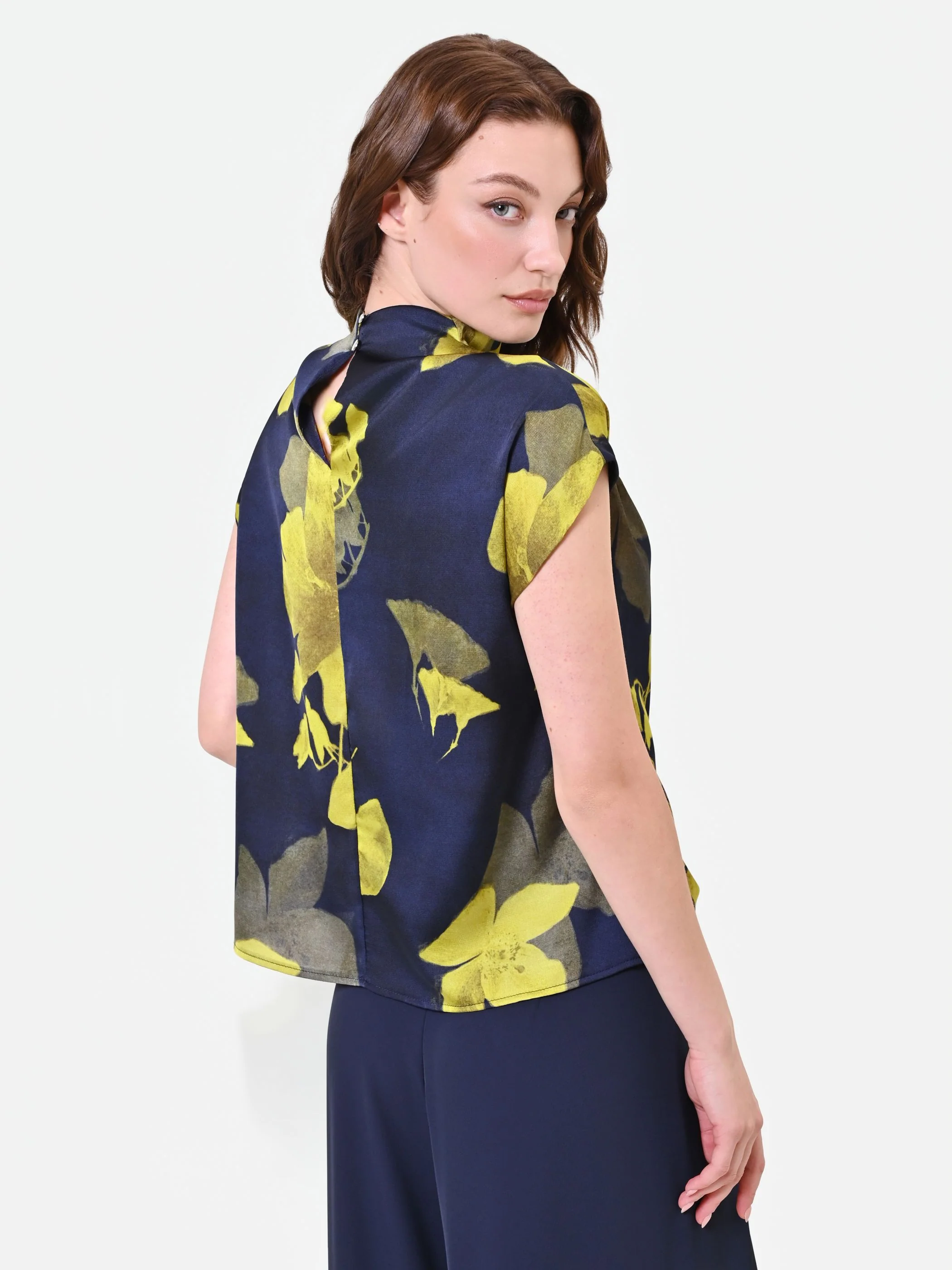 Top blu navy con collo drappeggiato e stampa floreale - Image 5