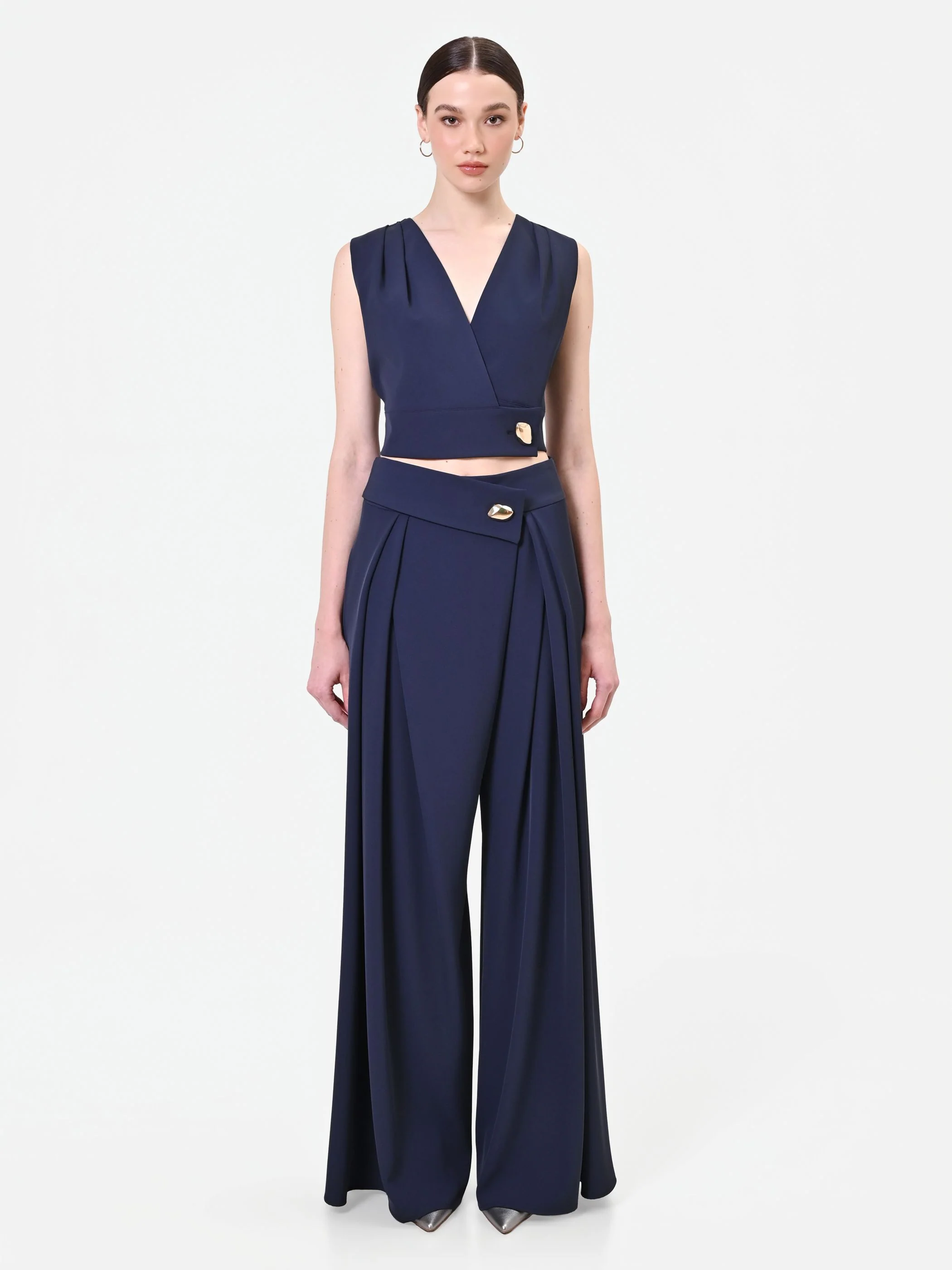 Top blu navy con incrocio e bottone design