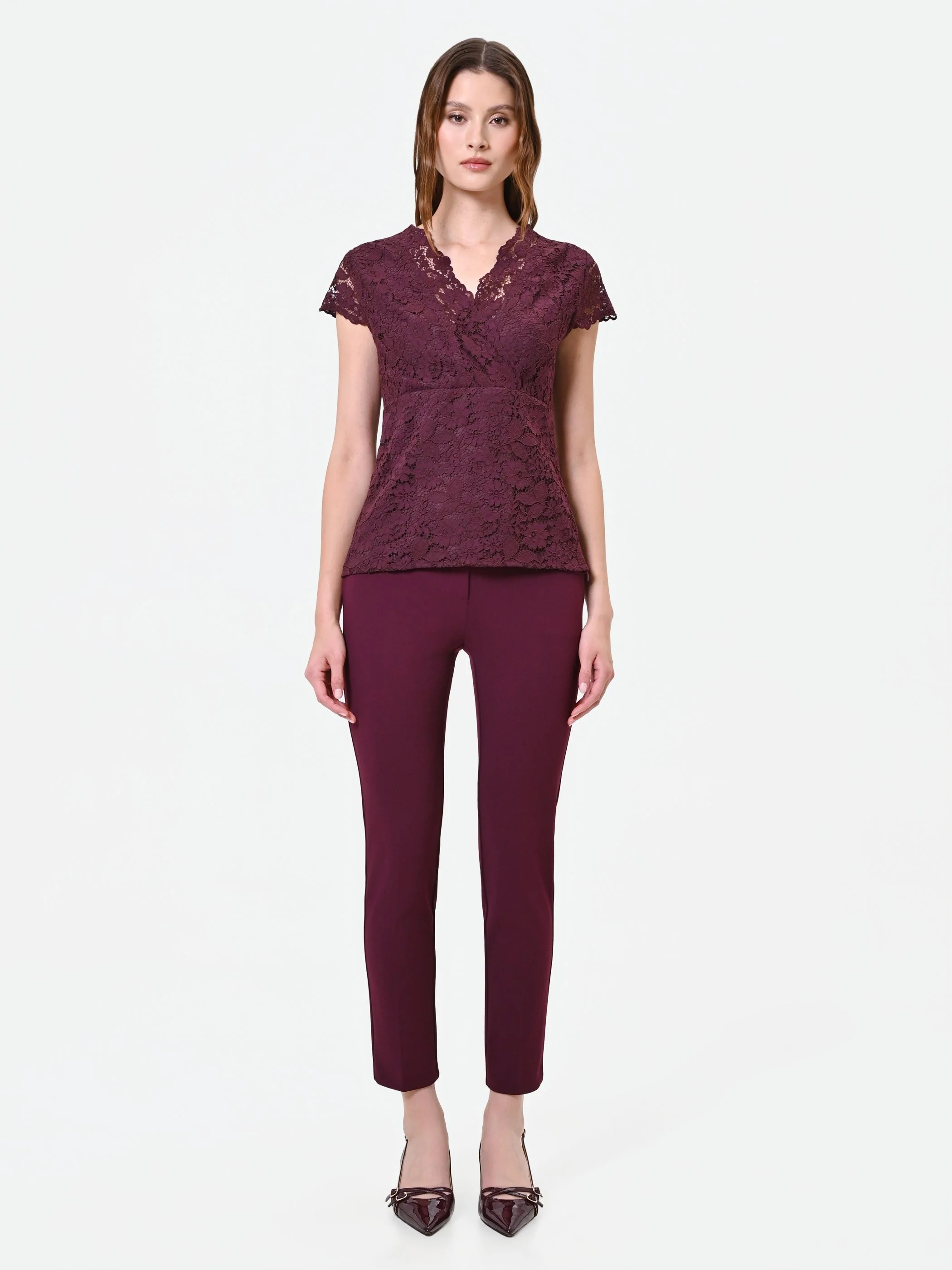 Top bordeaux in pizzo con scollo incrociato