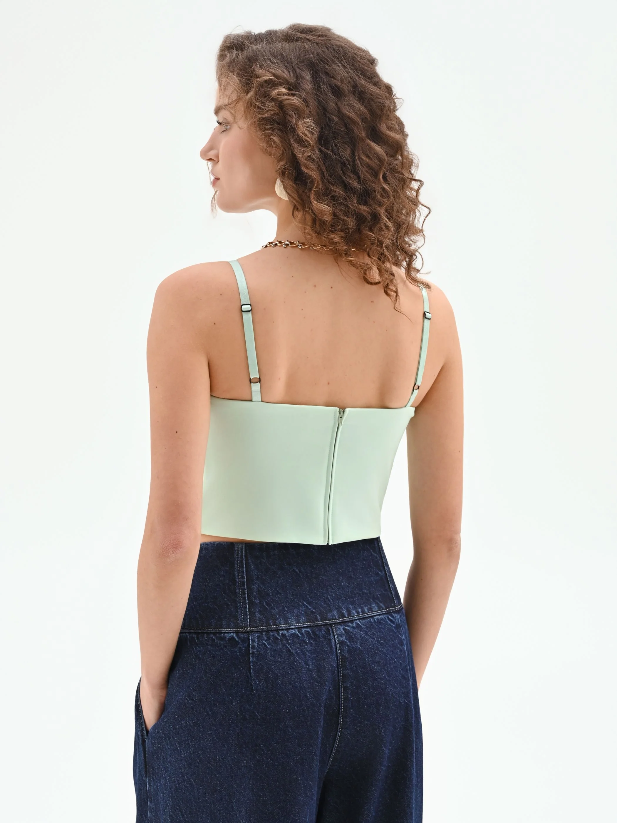 Top crop verde menta con fibbia decorativa