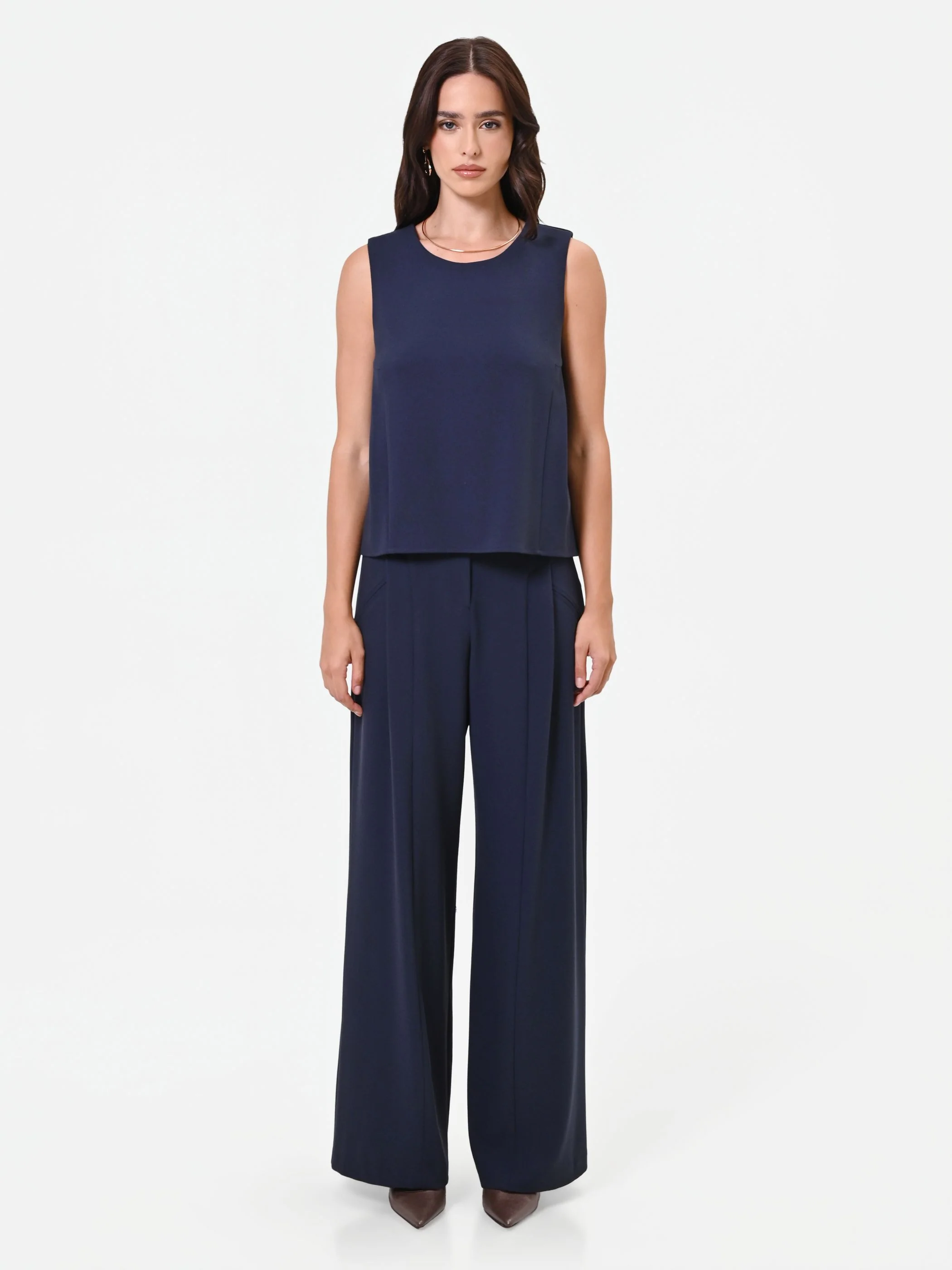 Top girocollo blu navy dalla linea essenziale
