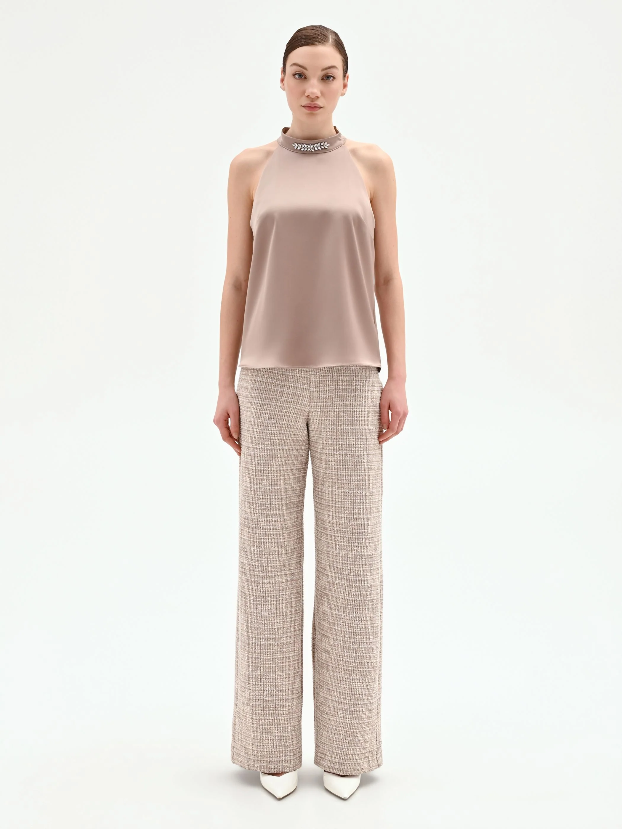 Top tortora beige in raso con applicazione gioiello