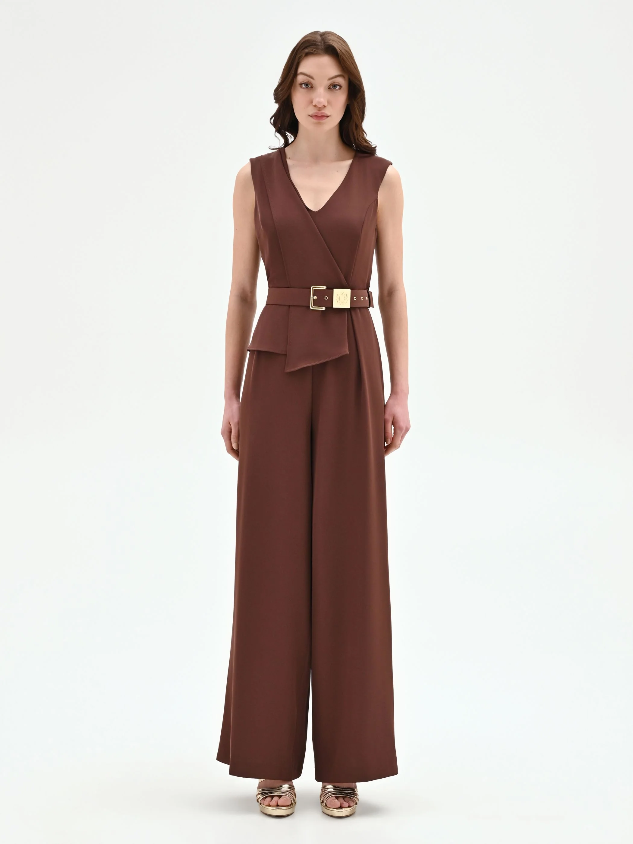 Tuta color cioccolato con pantalone palazzo
