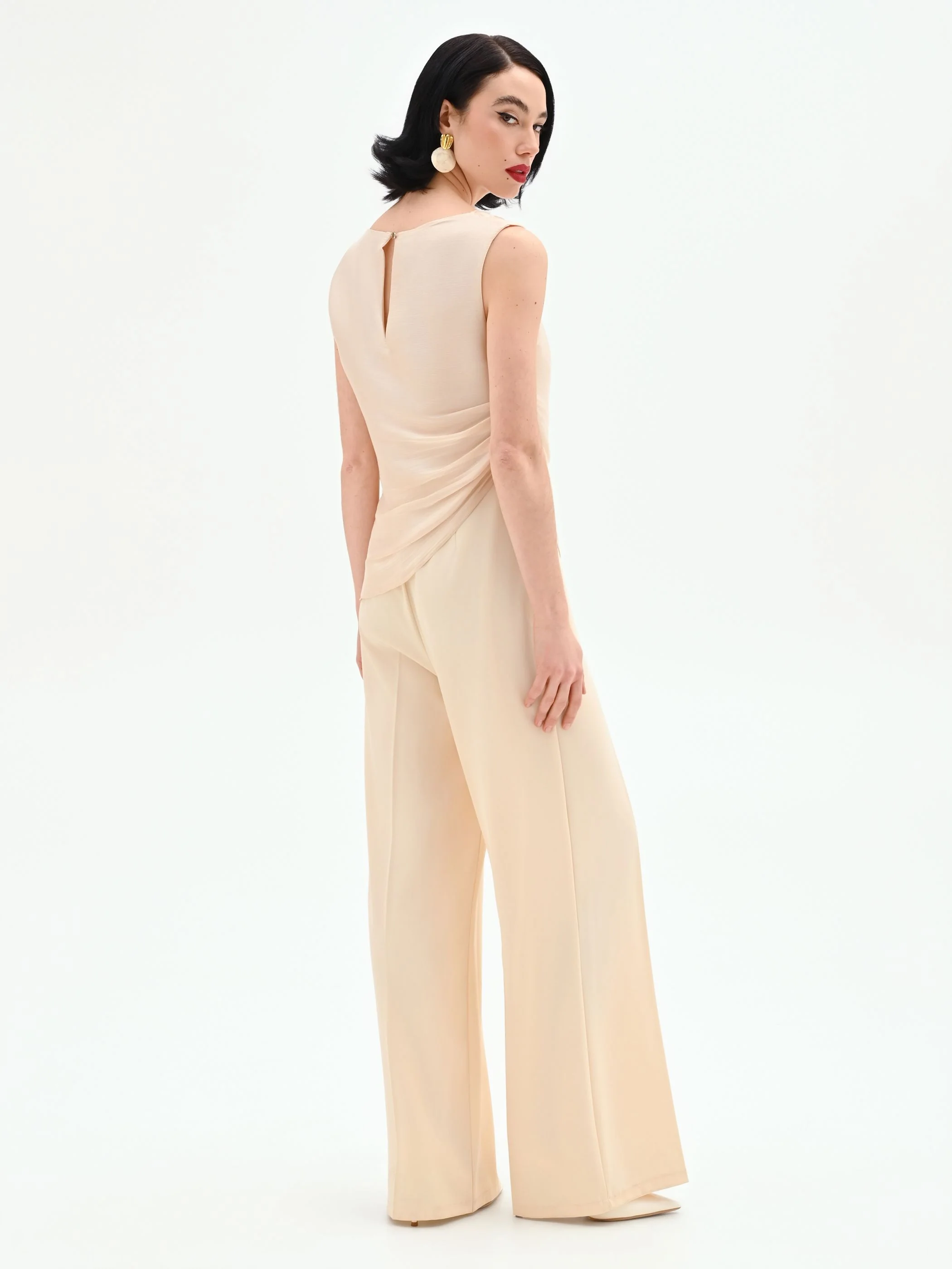 Tuta elegante beige chiaro con corpetto drappeggiato